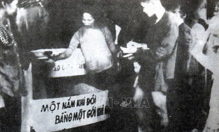 Tháng 11/1945, Trung ương Đảng ra Chỉ thị Kháng chiến, kiến quốc, củng cố chính quyền, chống thực dân Pháp xâm lược, trong đó, về cứu tế, kêu gọi lòng yêu nước thương nòi, lập quỹ cứu tế, lập kho thóc cứu tế, đẩy mạnh khai hoang tăng gia sản xuất, quyên góp tiếp tế cho dân nghèo... Trong ảnh: Phong trào “Hũ gạo cứu đói” với tinh thần “Một nắm khi đói bằng một gói khi no” lan rộng khắp cả nước. Ảnh: Tư liệu/TTXVN phát