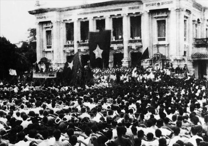 Ngày 19/8/1945, hàng chục vạn người dân ở Hà Nội và các tỉnh lân cận theo các ngả đường kéo về quảng trường Nhà hát Lớn Hà Nội dự cuộc mít tinh lớn chưa từng có của quần chúng cách mạng, hưởng ứng cuộc Tổng khởi nghĩa giành chính quyền. Ảnh: Tư liệu TTXVN