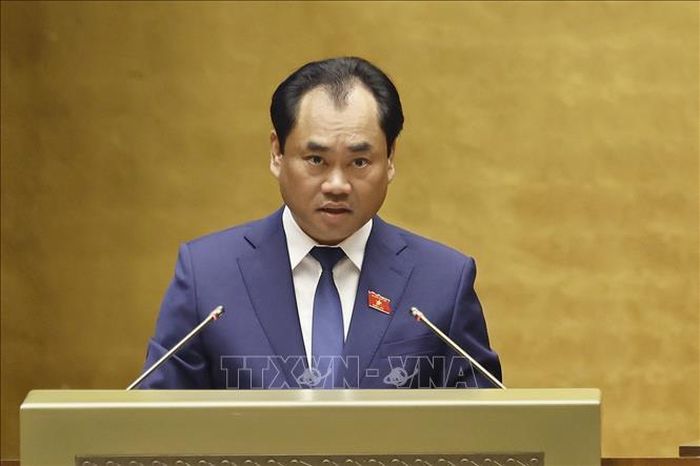 Bộ trưởng Bộ Nông nghiệp và Môi trường Trịnh Việt Hùng, thừa ủy quyền của Thủ tướng Chính phủ trình bày Tờ trình về định hướng chính sách sửa đổi Luật Đất đai năm 2024. Ảnh: Doãn Tấn/ TTXVN