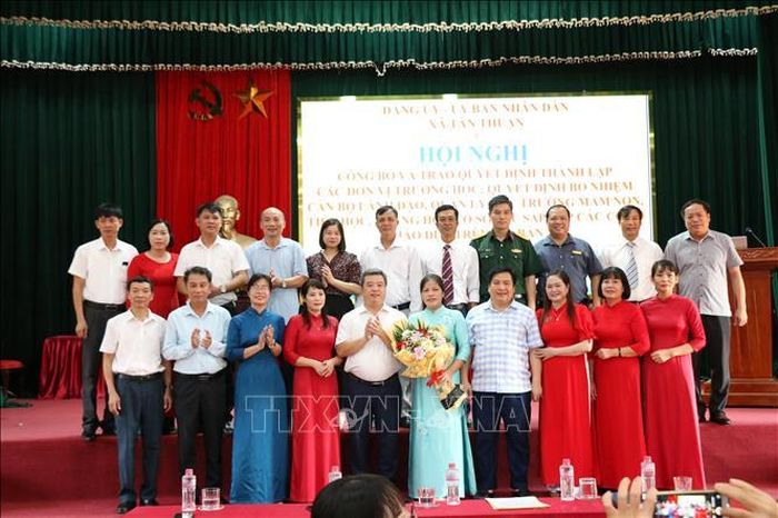 Lãnh đạo Đảng ủy, UBND xã Tân Thuận (tỉnh Hưng Yên) trao các quyết định về tổ chức lại bộ máy cơ sở giáo dục trên địa bàn.