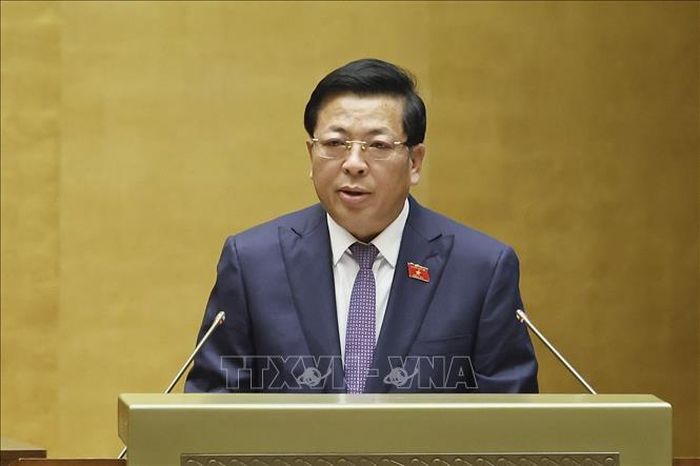 Bộ trưởng Bộ Xây dựng Trần Hồng Minh, thừa ủy quyền của Thủ tướng Chính phủ, trình bày Tờ trình về 02 nội dung: Định hướng chính sách sửa đổi Luật Nhà ở năm 2023 và Định hướng chính sách sửa đổi Luật Kinh doanh bất động sản. Ảnh: Doãn Tấn/TTXVN