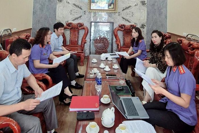 Tổ công tác Phòng 9, VKSND TP Hà Nội cùng VKSND khu vực 7 làm việc với UBND xã Trung Giã.
