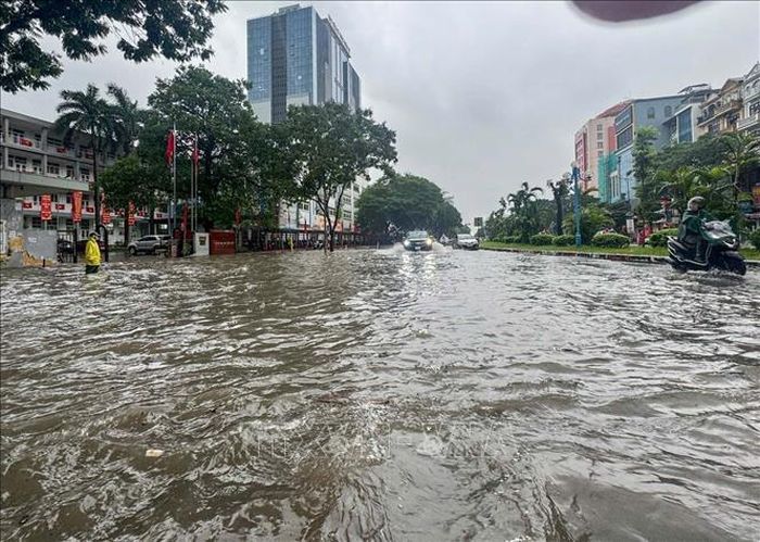 Mưa lớn kéo dài gây ngập nặng trên phố Hoàng Quốc Việt. Ảnh tư liệu: Quốc Khánh/TTXVN