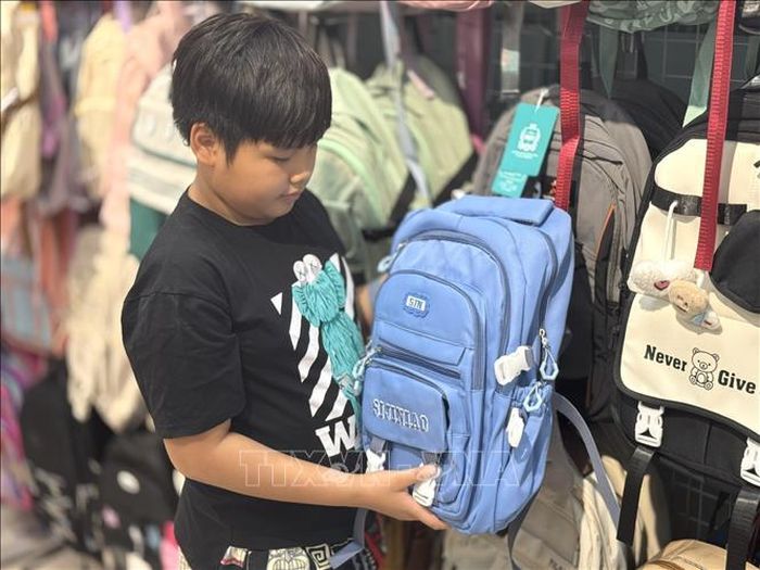 Học sinh lựa chọn đồ dùng học tập theo sở thích của các em.