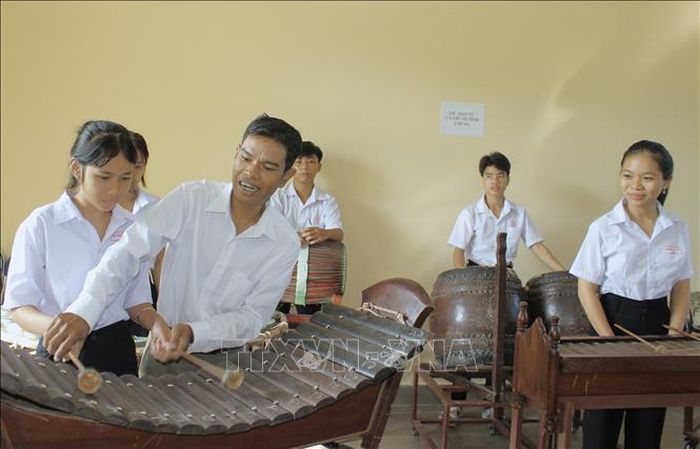Truyền dạy nhạc ngũ âm cho thế hệ trẻ.