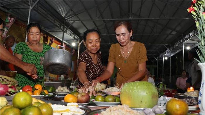 Nghi thức Cúng trăng trong khuôn viên chùa Nam tông Khmer.