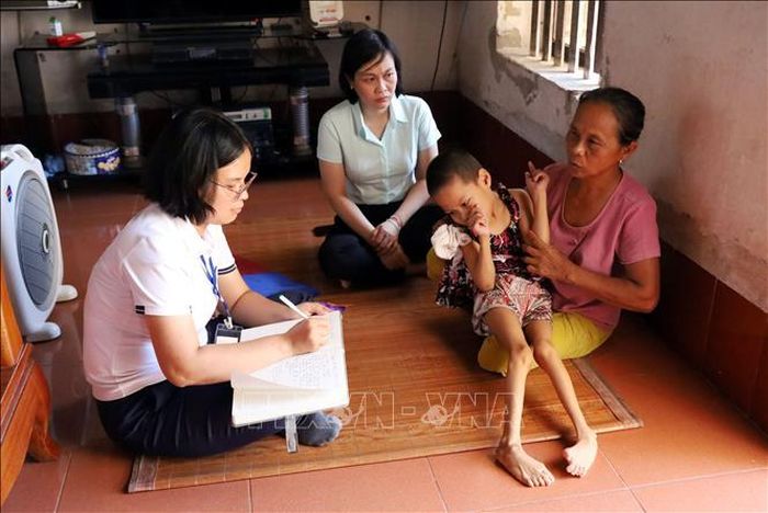 Cán bộ Trung tâm Trung tâm Bảo trợ xã hội tỉnh Ninh Bình tiếp nhận thông tin trẻ em có hoàn cảnh khó khăn trên địa bàn tỉnh.