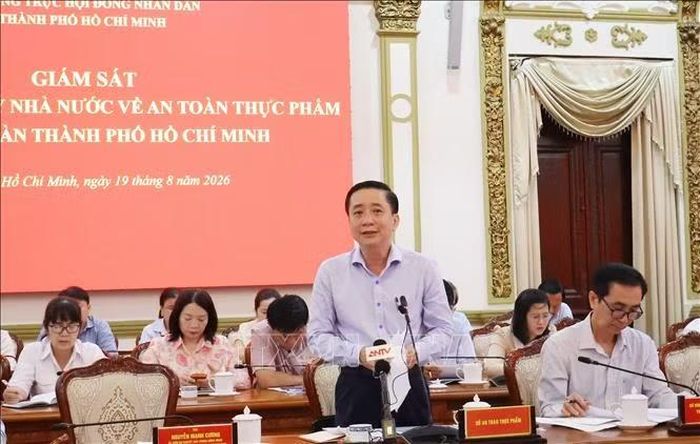 Ông Lê Minh Hải, Phó Giám đốc Sở An toàn thực phẩm Thành phố Hồ Chí Minh, giải trình về công tác quản lý an toàn thực phẩm.