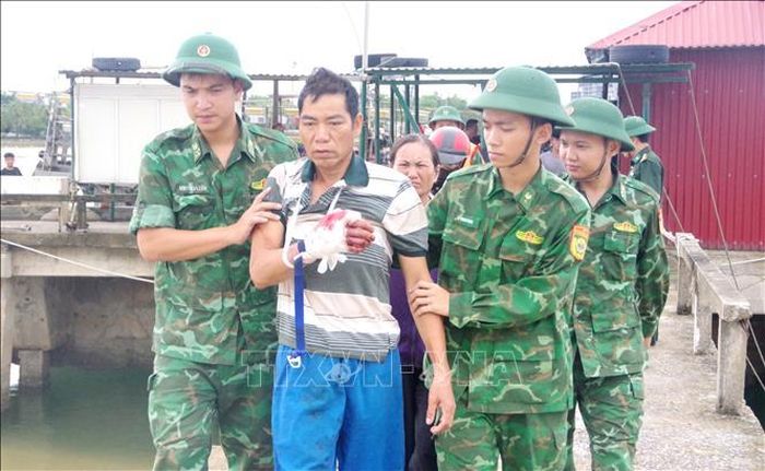 Ngư dân bị nạn được kịp thời đưa vào bờ để tiếp tục điều trị. Ảnh: TTXVN phát