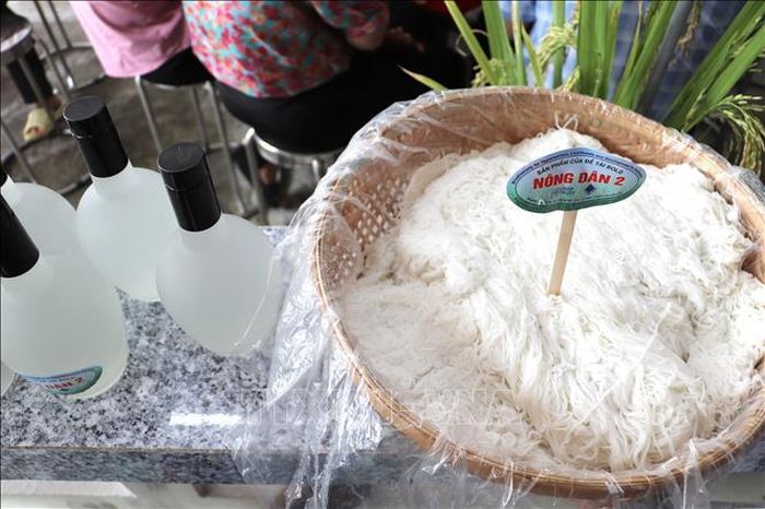 Sản phẩm bún và rượu chế hiến từ gạo Nông Dân 2.