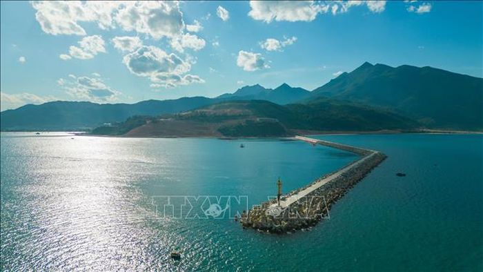 Toàn cảnh khu bến cảng Liên Chiểu giai đoạn 1 được đầu tư xây dựng, với hệ thống tuyến đường dẫn nội bộ từng bước hình thành, tạo nền tảng kết nối khu vực cảng với mạng lưới giao thông phía sau cảng.