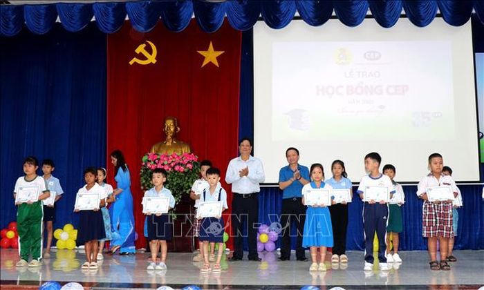 Trao học bổng cho các học sinh.