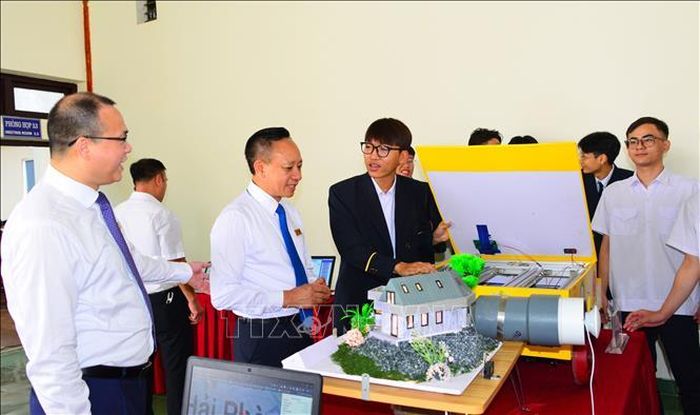 PGS.TS Phạm Xuân Dương (thứ hai, từ trái sang), Bí thư Đảng ủy, Hiệu trưởng Trường Đại học Hàng hải Việt Nam, tham quan dự án nghiên cứu của sinh viên nhà trường.