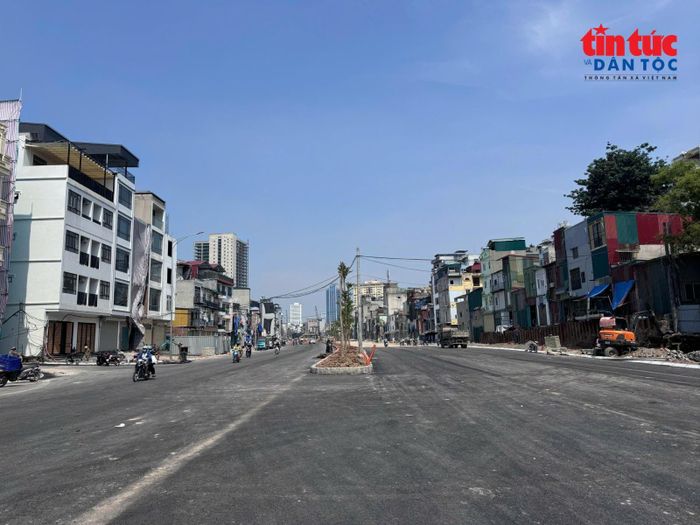 Nhà thầu đang gấp rút hoàn thiện tuyến đường Vành đai 1.