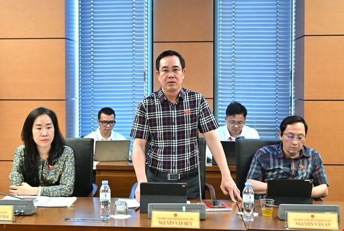 Đại biểu Nguyễn Văn Huy (Đoàn ĐBQH tỉnh Hưng Yên) phát biểu ý kiến tại phiên họp.