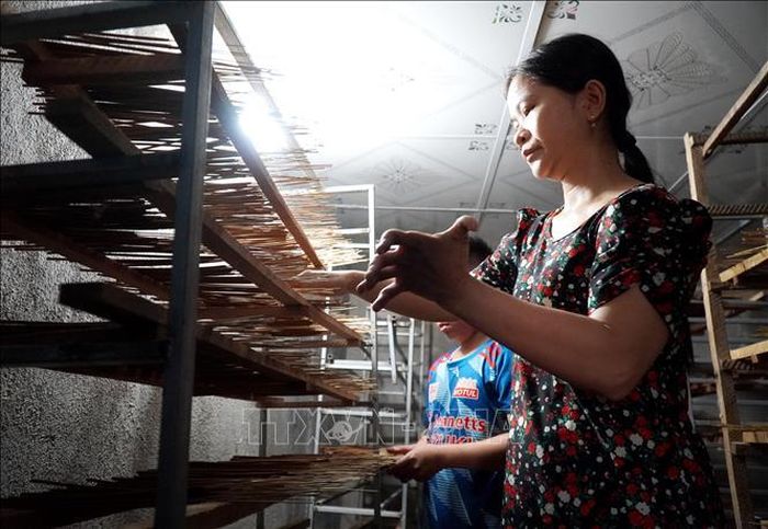 Chị Mai Thị Trúc Lệ thực hiện công đoạn sấy nhang.
