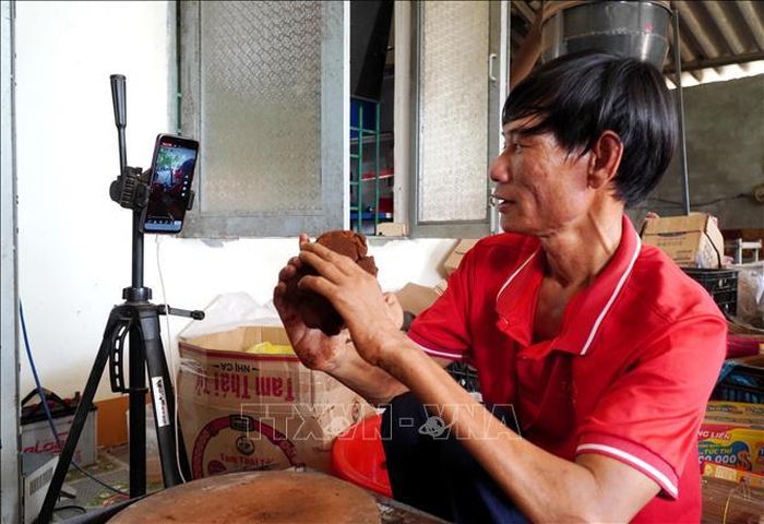 Anh Đặng Văn Tấn livestream quy trình làm nhang sạch trên các nền tảng mạng xã hội.