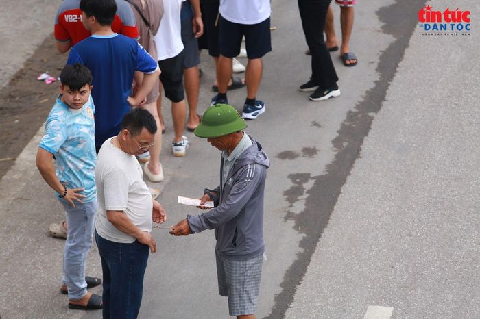Dù giá vé bị đẩy cao, không ít người hâm mộ vẫn chấp nhận chi thêm tiền để có được vị trí phù hợp, trực tiếp cổ vũ đội tuyển Việt Nam trên sân nhà.