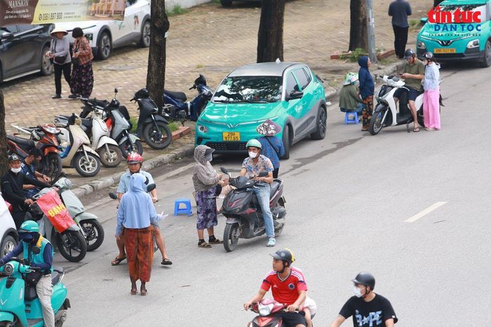 Chỉ cần có người dừng xe hoặc đi qua khu vực này, các phe vé nhanh chóng tiếp cận, đưa vé và báo giá từng khu vực. Hoạt động mua bán diễn ra ngay sát lòng đường, bất chấp phương tiện qua lại.
