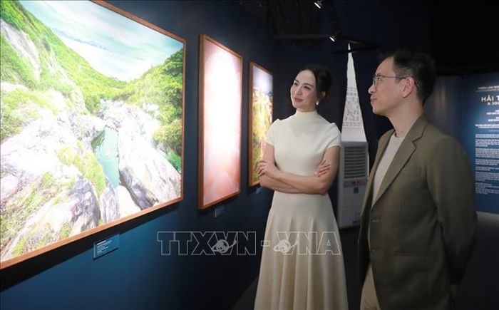 Khách tham quan triển lãm.