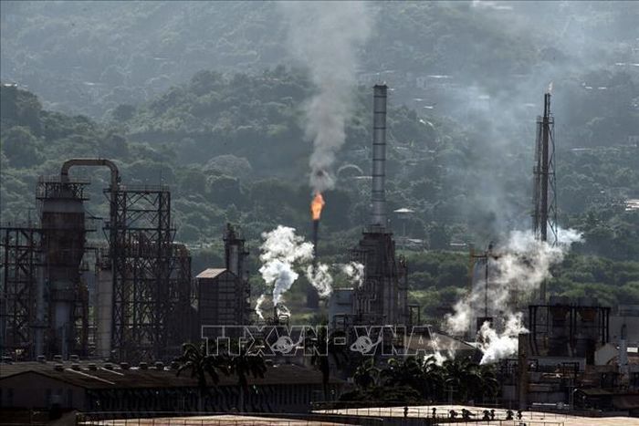Một nhà máy lọc dầu của tập đoàn dầu khí quốc gia Venezuela ở Puerto La Cruz, bang Anzoategui, Venezuela. Ảnh: France24/TTXVN