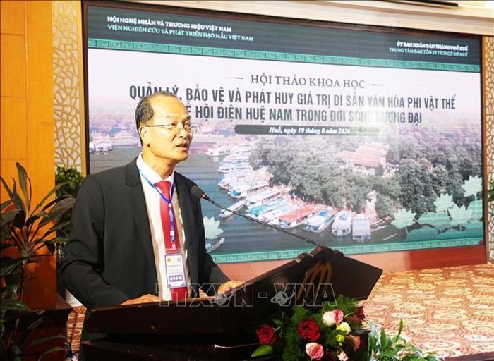Giám đốc Trung tâm Bảo tồn Di tích Cố đô Huế Hoàng Việt Trung phát biểu tại Hội thảo.
