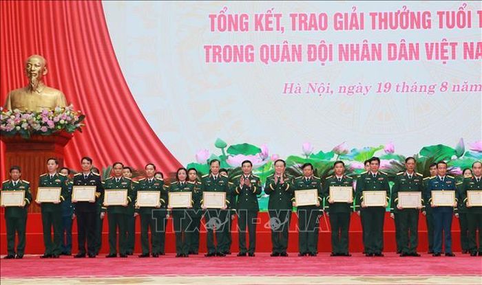 Đại tướng Phan Văn Giang, Ủy viên Bộ Chính trị, Phó Thủ tướng Chính phủ, Bộ trưởng Bộ Quốc phòng và Đại tướng Nguyễn Trọng Nghĩa, Ủy viên Bộ Chính trị, Bí thư Trung ương Đảng, Chủ nhiệm Tổng cục Chính trị QĐND Việt Nam trao Bằng khen của Bộ trưởng Bộ Quốc phòng cho 17 tập thể có thành tích tiêu biểu và 12 công trình đạt giải Nhất. Ảnh: Trọng Đức/TTXVN