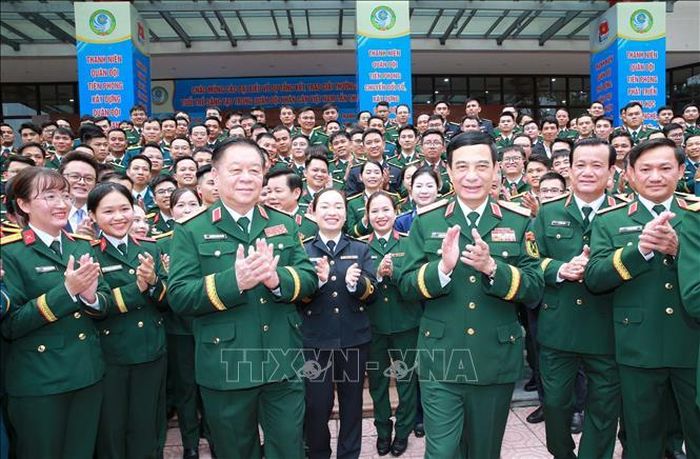 Đại tướng Phan Văn Giang, Ủy viên Bộ Chính trị, Phó Thủ tướng Chính phủ, Bộ trưởng Bộ Quốc phòng; Đại tướng Nguyễn Trọng Nghĩa, Ủy viên Bộ Chính trị, Bí thư Trung ương Đảng, Chủ nhiệm Tổng cục Chính trị QĐND Việt Nam và các đại biểu. Ảnh: Trọng Đức/TTXVN