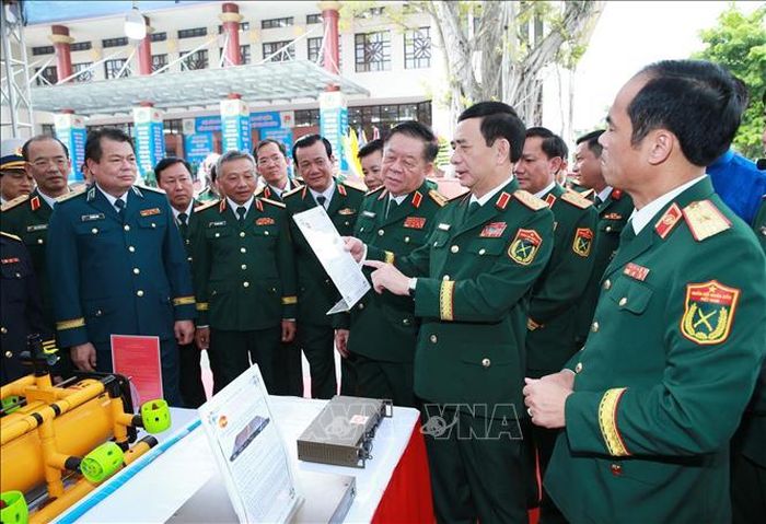 Đại tướng Phan Văn Giang, Đại tướng Nguyễn Trọng Nghĩa và các đại biểu tham quan khu trưng bày sản phẩm quốc phòng của các đơn vị. Ảnh: Trọng Đức/TTXVN