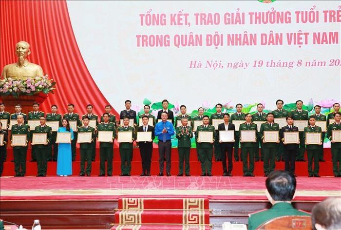 Lãnh đạo Tổng cục Chính trị QĐND Việt Nam và Trung ương Đoàn trao giải Nhì cho các tác giả. Ảnh: Trọng Đức/TTXVN