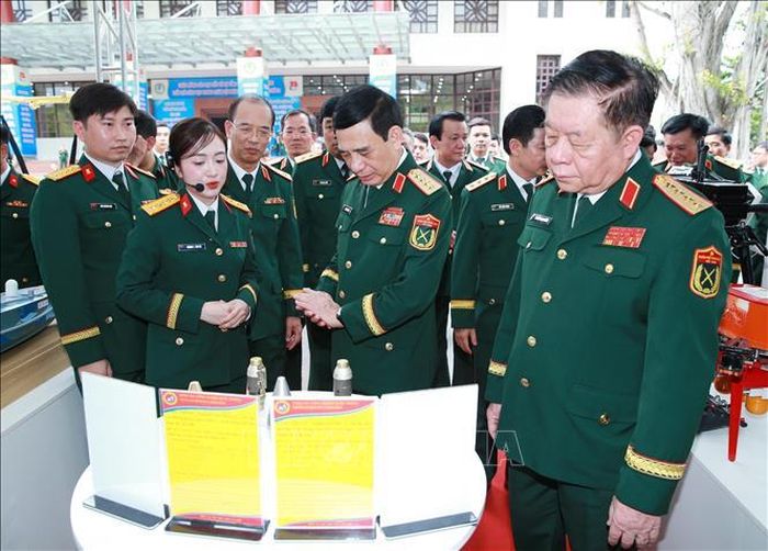 Đại tướng Phan Văn Giang, Đại tướng Nguyễn Trọng Nghĩa và các đại biểu tham quan khu trưng bày sản phẩm công nghệ quốc phòng của các đơn vị. Ảnh: Trọng Đức/TTXVN