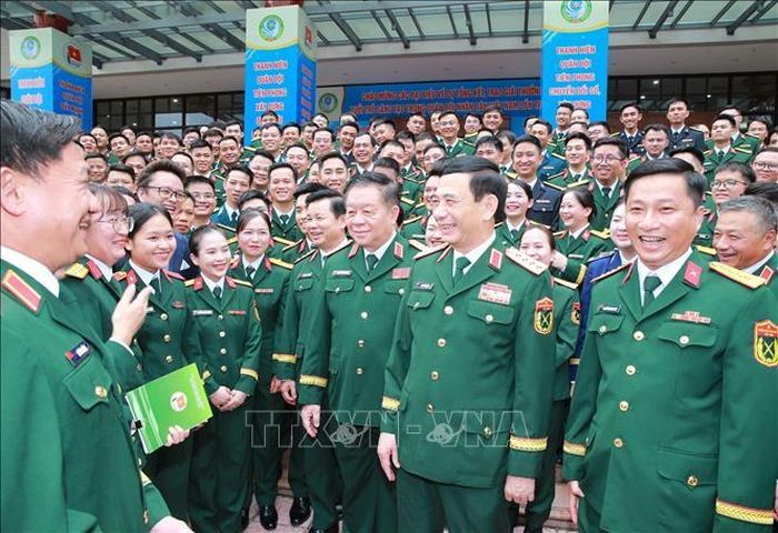 Đại tướng Phan Văn Giang, Đại tướng Nguyễn Trọng Nghĩa và các đại biểu. Ảnh: Trọng Đức/TTXVN