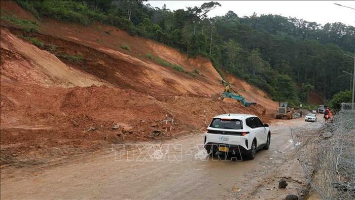 Sạt lở lớn trên Quốc lộ 24, nối phía Đông và phía Tây tỉnh Quảng Ngãi. Ảnh tư liệu: Dư Toán/TTXVN