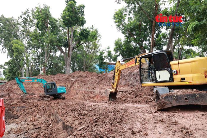 Các xe cuốc phục vụ công tác đào đất.