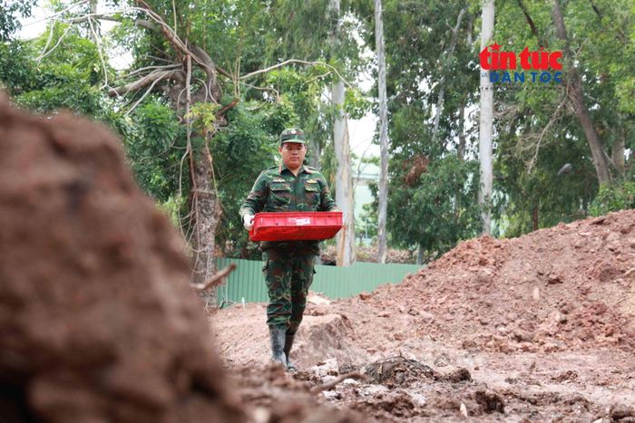 Hài cốt sau khi tìm thấy được đưa vào khu vực lấy mẫu để làm sạch.