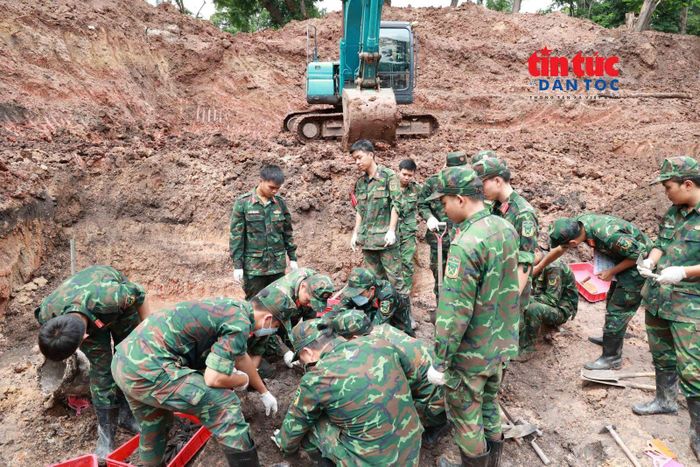 Lực lượng tìm kiếm, quy tập hài cốt liệt sĩ tại Khu B, Công viên Lê Thị Riêng, ngày 19/8.