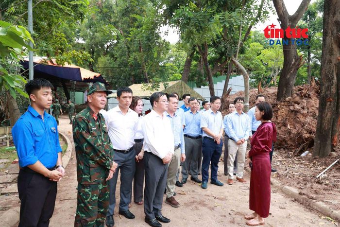 Trong ngày 19/8, nhiều đoàn đã đến thăm, động viên lực lượng tìm kiếm hài cốt liệt sĩ tại khu B.