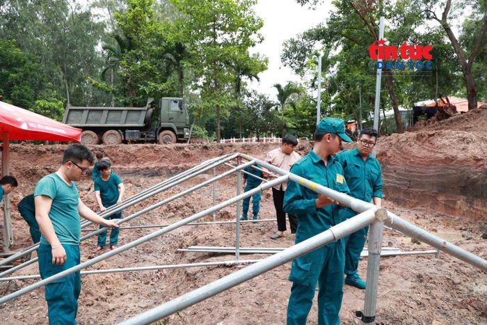 Lực lượng làm nhiệm vụ dựng khung lều bạt che mưa tại Khu B, Công viên Lê Thị Riêng.