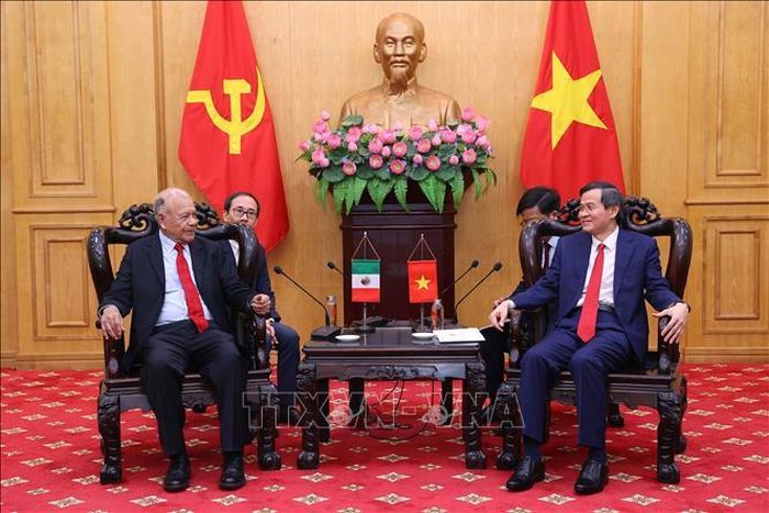 Đồng chí Đoàn Minh Huấn, Ủy viên Bộ chính trị, Giám đốc Học viện Chính trị quốc gia Hồ Chí Minh tiếp Thượng nghị sĩ Alberto Anaya Gutierrez, Tổng Bí thư Đảng Lao động Mexico. Ảnh: Văn Điệp/TTXVN