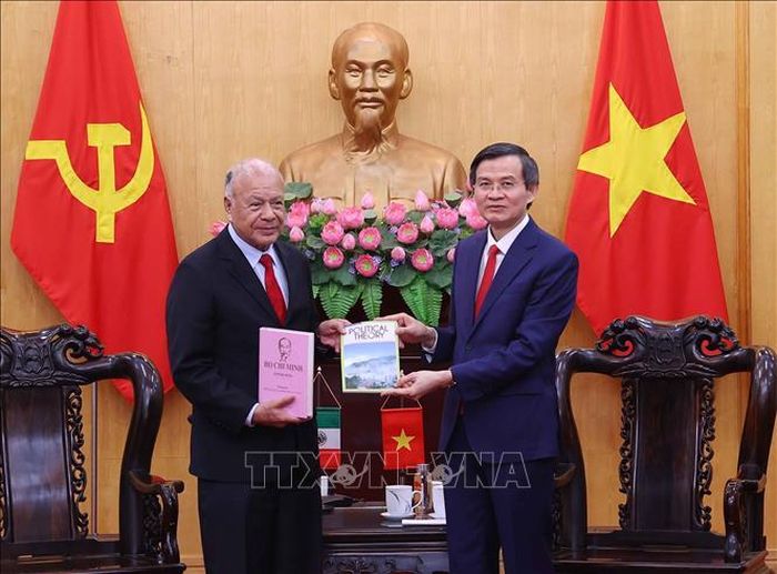 Đồng chí Đoàn Minh Huấn, Ủy viên Bộ chính trị, Giám đốc Học viện Chính trị quốc gia Hồ Chí Minh tặng sách cho Thượng nghị sĩ Alberto Anaya Gutierrez, Tổng Bí thư Đảng Lao động Mexico. Ảnh: Văn Điệp/TTXVN