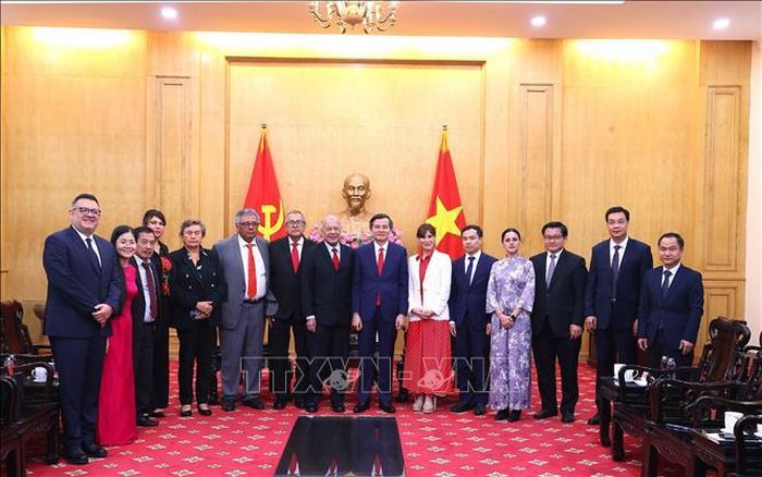 Đồng chí Đoàn Minh Huấn, Ủy viên Bộ chính trị, Giám đốc Học viện Chính trị quốc gia Hồ Chí Minh và Thượng nghị sĩ Alberto Anaya Gutierrez, Tổng Bí thư Đảng Lao động Mexico với đại biểu. Ảnh: Văn Điệp/TTXVN