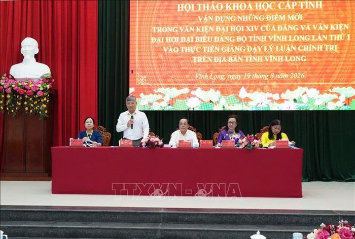Phó Giáo sư, Tiến sỹ Nguyễn Xuân Phong - Phó Giám đốc Học viện Chính trị khu vực IV phát biểu tại hội thảo.