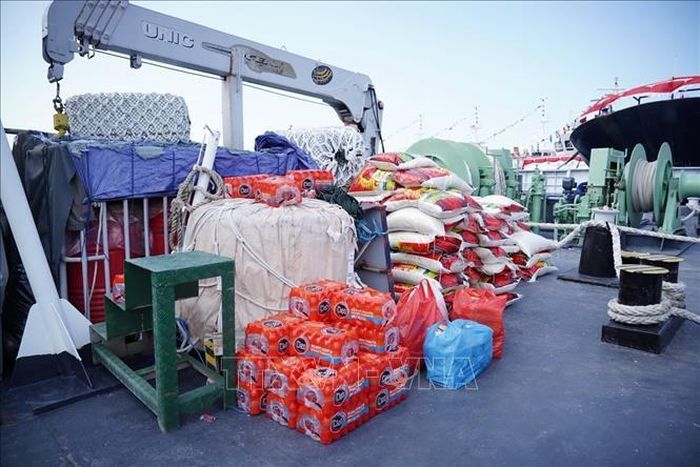 Hàng cứu trợ tập kết tại cảng để chuyển đến vùng ảnh hưởng động đất bằng đường biển. Ảnh: TTXVN phát