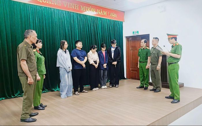 Cơ quan điều tra tống đạt quyết định tố tụng đối với các đối tượng trong vụ án. Ảnh: Công an Bắc Ninh.