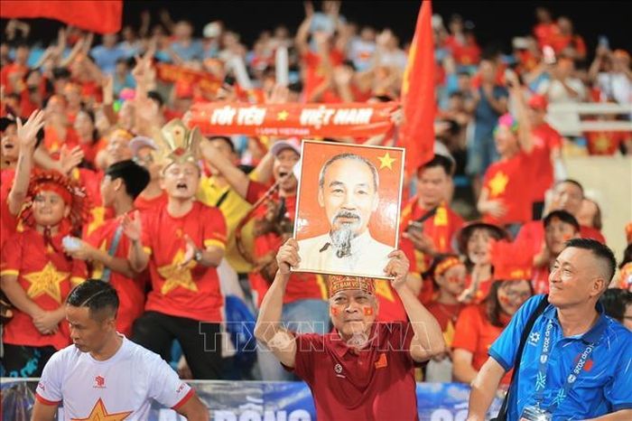 Khán giả đến sân cổ vũ cho đội tuyển Việt Nam. Ảnh: Minh Quyết/TTXVN