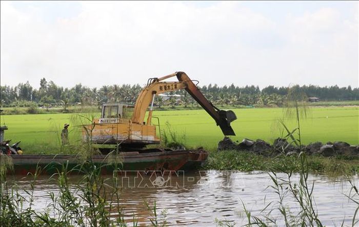 Nhiều vị trí đê bao xung yếu đang được gia cố để ngăn lũ, bảo vệ sản xuất tại tỉnh Tây Ninh. Ảnh tư liệu: Bùi Giang/TTXVN