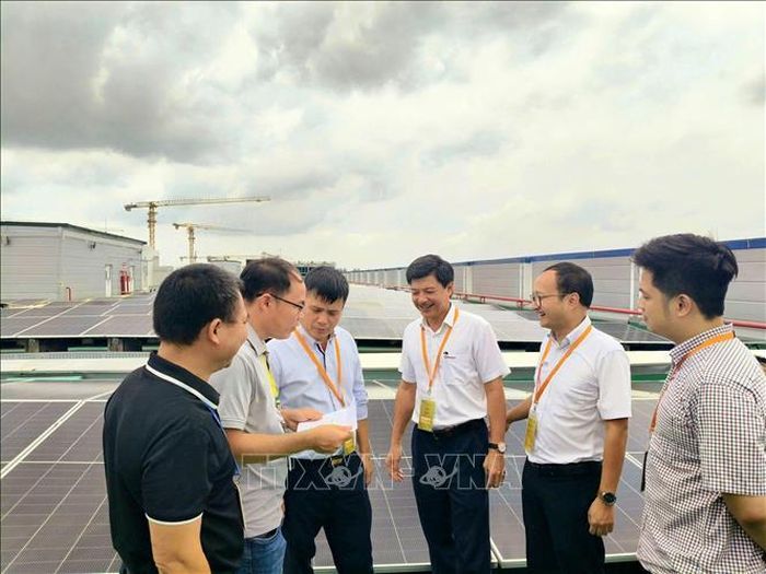Đoàn công tác khảo sát việc lắp đặt, vận hành hệ thống điện mặt trời mái nhà tại Công ty trách nhiệm hữu hạn Precision Technology Component Fulian.