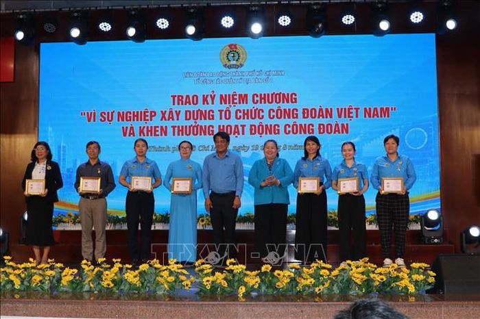 Ông Bùi Thanh Nhân, Chủ tịch Liên đoàn Lao động Thành phố Hồ Chí Minh trao Kỷ niệm chương "Vì sự nghiệp phát tiển Công đoàn Việt Nam" cho các cá nhân tiêu biểu nhiều năm liền.