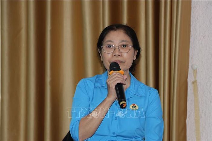 Bà Nguyễn Thị Nhung, Phó Chủ tịch Công đoàn phường Phú Thạnh phát biểu tại hội nghị.