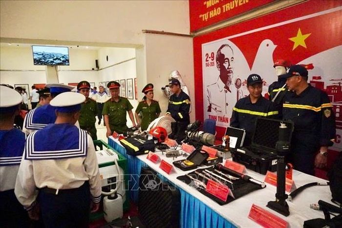 Các đại biểu tham quan triển lãm.